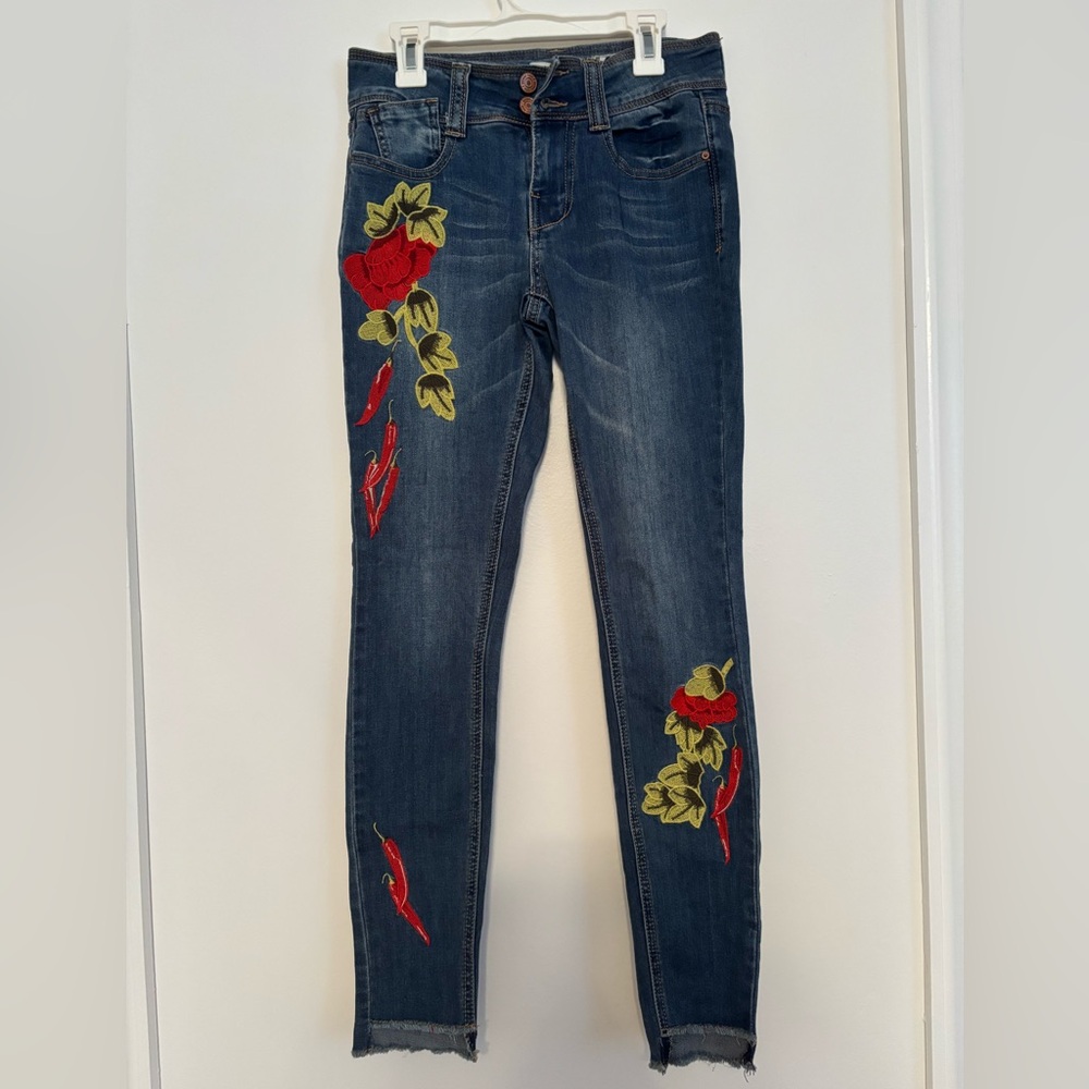 Junior’s blue ankle skinny jeans with peppers and flowers Marshall’s
Flexible!